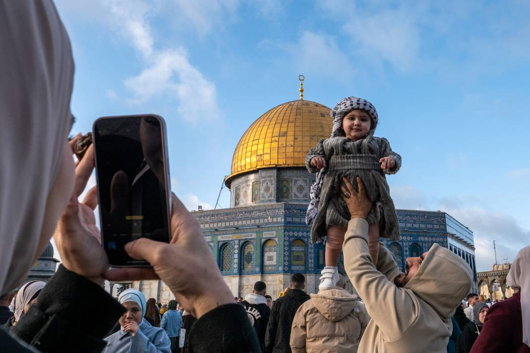 İsrail’in kısıtlamalarına rağmen akın ettiler: 120 Bin Filistinli Mescid-i Aksa’da saf tuttu - Resim: 16
